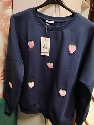 Granatowa bluza w truskawki