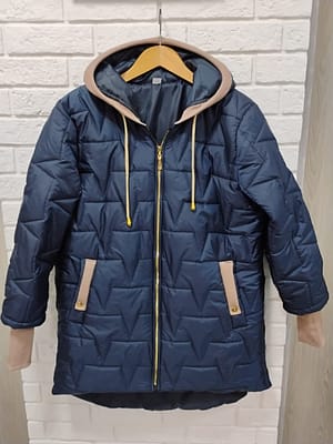 Granatowa kurtka lekko ocieplana