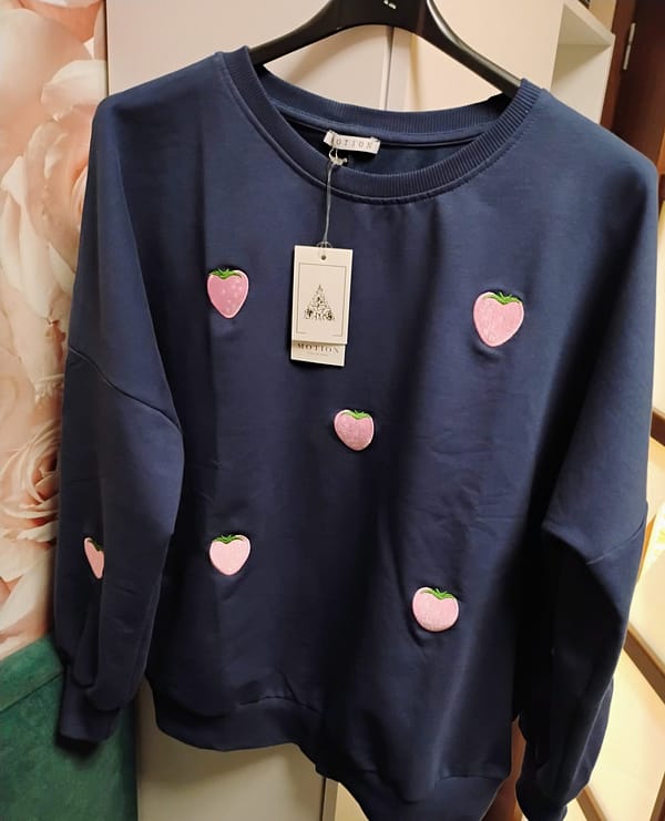 Granatowa bluza w truskawki