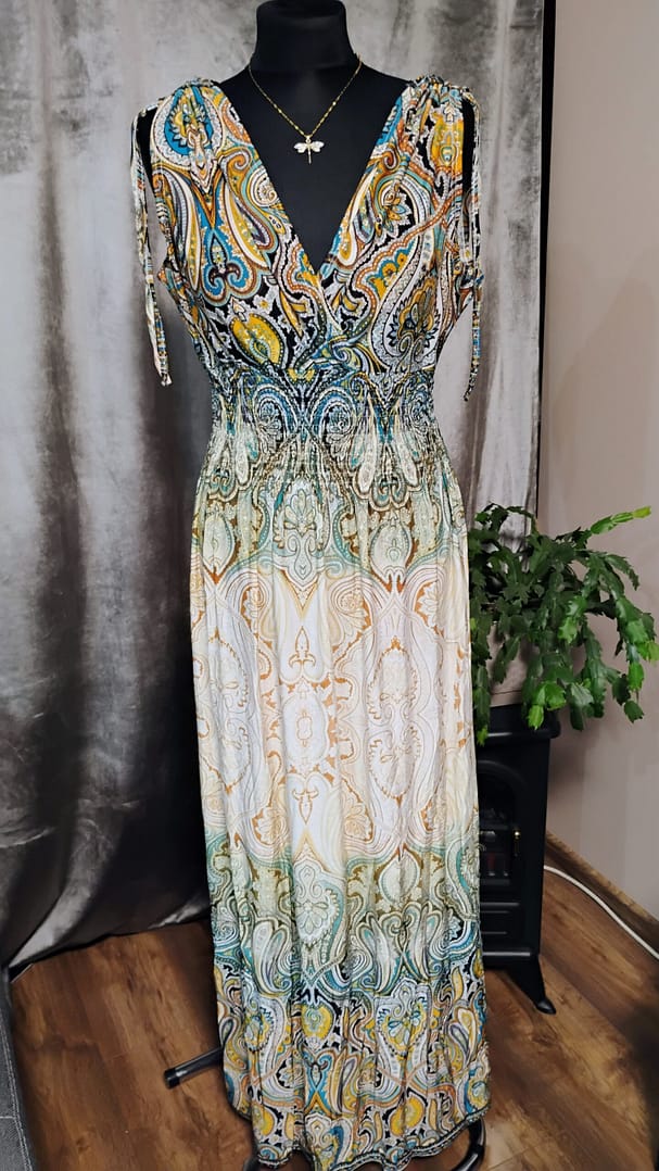 Letnia sukienka zdekoltem w szpic